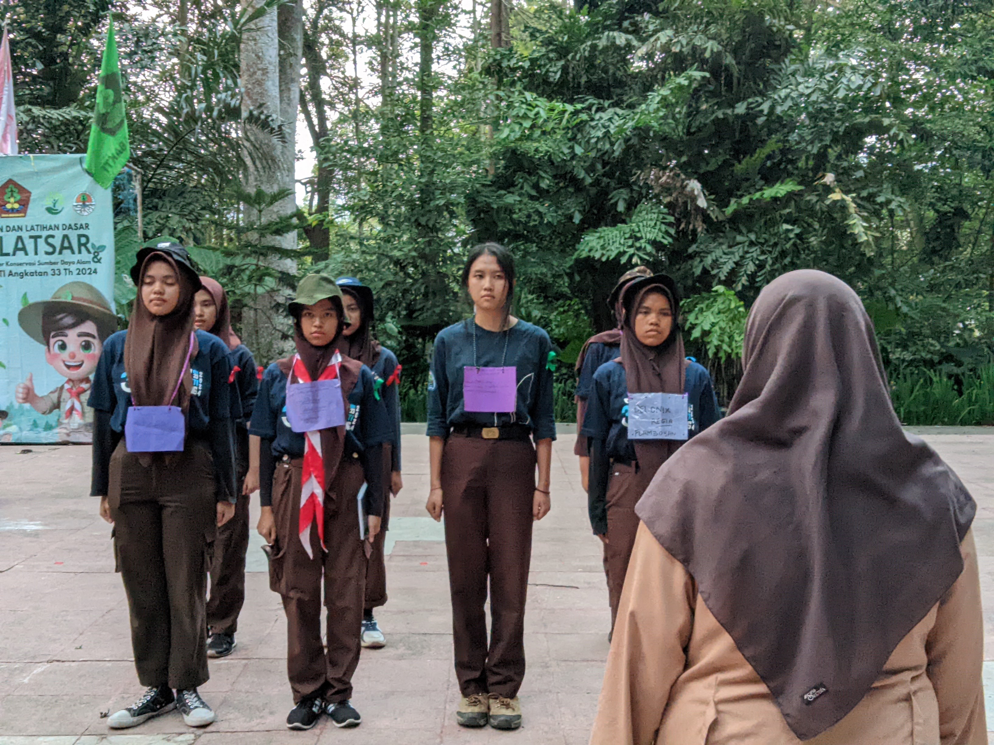 Anggota Saka Wanabakti sedang menanam bibit pohon di area reboisasi